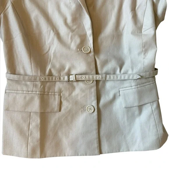 BODY by VICTORIA tan short sleeve button front belted blazer style top size 10 - Picture 3 of 6